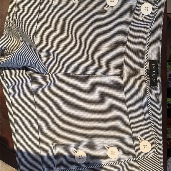 Never worn Talula size 4 shorts from aritzia - Picture 2 of 2
